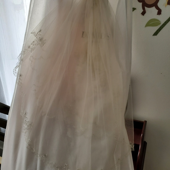 Wedding dress with matching veil - Picture 6 of 7